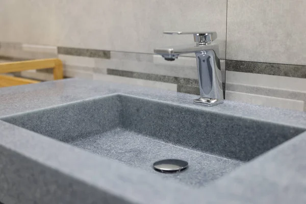 Primo Piano Nuovo Lavandino Grigio Bagno Rinnovato — Foto Stock