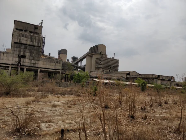 Uma Paisagem Uma Fábrica Abandonada Campo Sob Céu Nublado Rajasthan — Fotografia de Stock