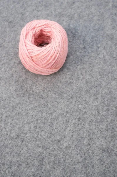 Ein Rosafarbener Garnknäuel Auf Grauem Wollhintergrund Mit Kopierraum Darunter — Stockfoto