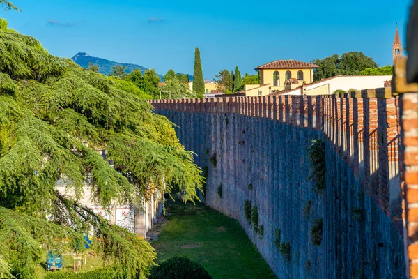 Městská Zeď Pisa Fotografoval Zvenčí Domy Boky Můžete Jasně Vidět — Stock fotografie