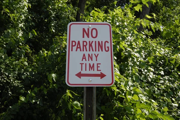 Een Parking Bord Met Groene Bomen Struiken Achtergrond — Stockfoto