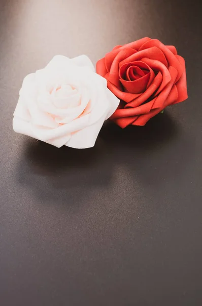 美丽的背景 红色和粉色的玫瑰象征着强烈的爱情 — 图库照片