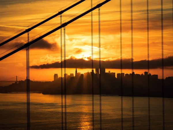 Una Verticale Del Golden Gate Bridge Risplende Contro Cielo Giallo — Foto Stock