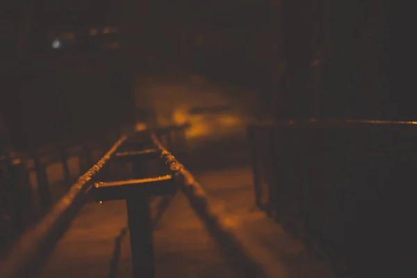 一个模糊的栏杆在夜间 — 图库照片