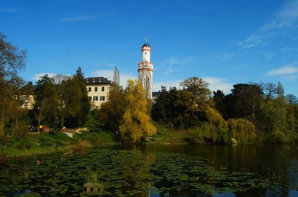 Bad Homburg Hrad Bílou Věží Zámeckým Parkem Rybníkem Modrá Obloha — Stock fotografie
