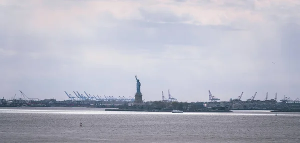 Uma Foto Close Estátua Liberdade Nova York Com Paisagem Panorâmica — Fotografia de Stock