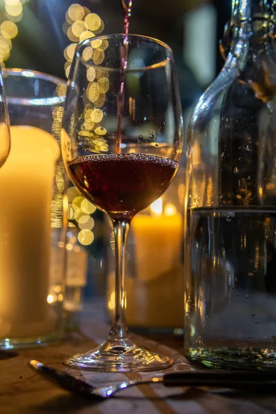 Ένα Κοντινό Πλάνο Κόκκινου Κρασιού Που Χύνεται Ένα Ποτήρι — Φωτογραφία Αρχείου