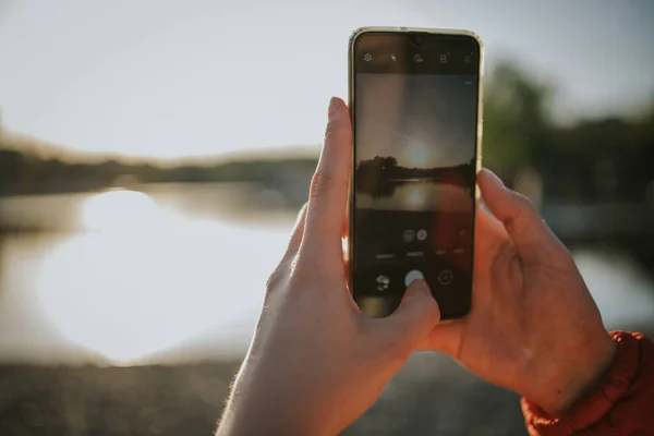 Par Manos Tomando Una Foto Teléfono Una Hermosa Puesta Sol — Foto de Stock