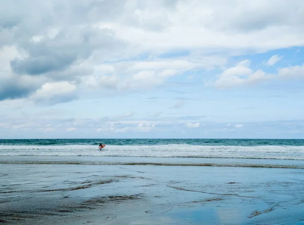 Krásná Scenérie Surfaře Kráčejícího Moře — Stock fotografie