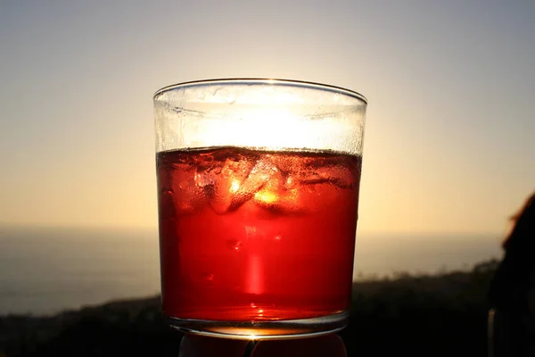 Closeup Shot Negroni Cocktail Background Sunset — Stock Photo, Image