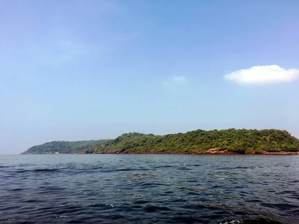 Tiro Close Uma Pequena Ilha Mar Contra Fundo Azul Céu — Fotografia de Stock