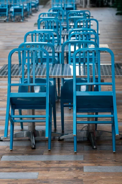 Голубые Стулья Закрытом Открытом Пространстве Кафе Вертикальный Выстрел — стоковое фото