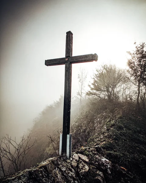 Pionowe Ujęcie Dużego Krzyża Ponurym Wzgórzu — Zdjęcie stockowe