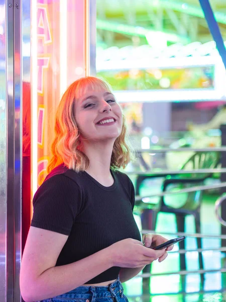 Una Foto Vertical Una Joven Rubia Usando Teléfono Parque Diversiones —  Fotos de Stock