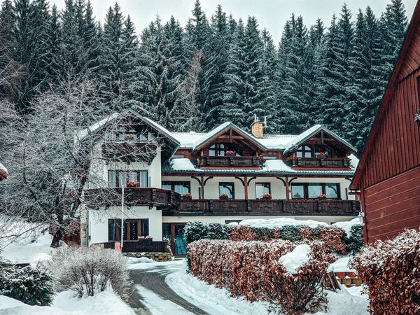 Una Bella Foto Una Grande Cabina Una Montagna Innevata Vicino — Foto Stock