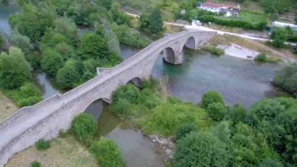 Una Vista Drone Ponte Arco Uno Stretto Fiume Circondato Dal — Video Stock