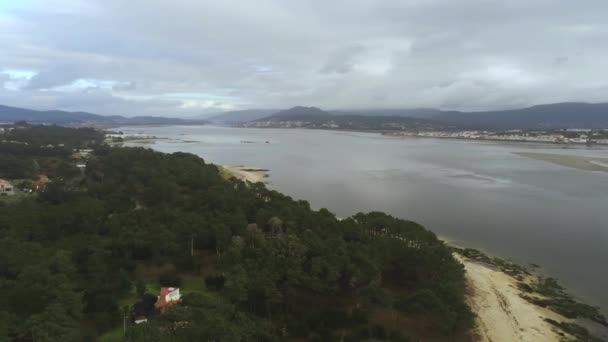 Paysage Lac Entouré Collines Une Ville Sous Ciel Nuageux Tourné — Video