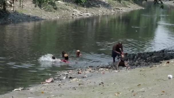 Стоя Колено Сильно Загрязненной Темной Воде Грязном Мусоре Местные Мальчики — стоковое видео