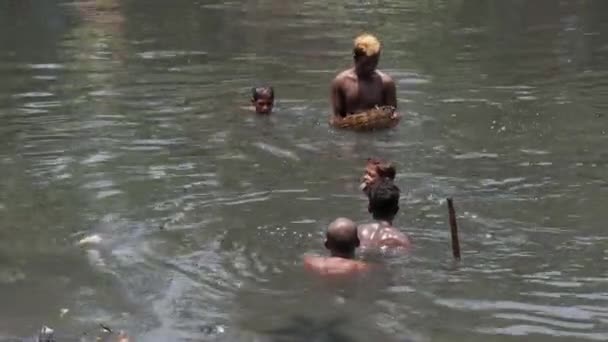 Pie Rodilla Profundamente Contaminado Agua Oscura Basura Sucia Los Chicos — Vídeos de Stock