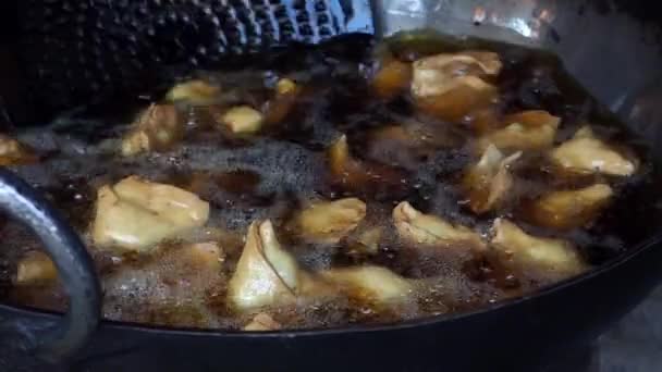 Closeup Fresh Samosa Frying Large Pot Shot — Stock Video