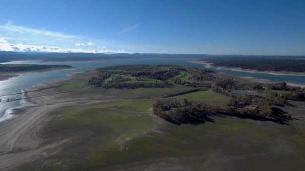 Krajobraz Jeziora Otoczonego Zielenią Pod Sunlight Błękitne Niebo Strzał — Wideo stockowe