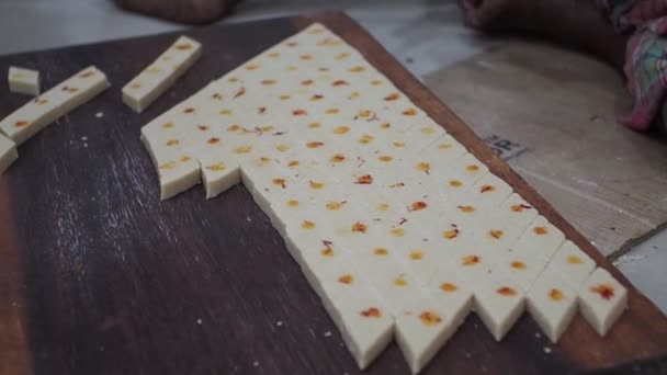 Barfi Dulce Indio Tradicionalmente Hacía Condensando Leche Luego Endulzaba Con — Vídeos de Stock