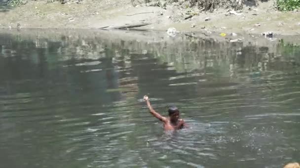 Staande Knie Diep Zwaar Vervuild Donker Water Smerige Vuilnis Lokale — Stockvideo