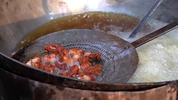 Closeup Chicken Pakora Deep Frying Large Pot Outdoors India Shot — Stok video