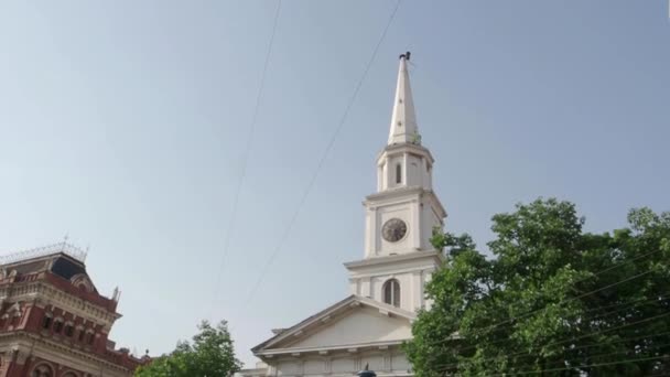 Bajo Ángulo Tiro Iglesia San Andrés Rodeado Vegetación Kolkata India — Vídeos de Stock