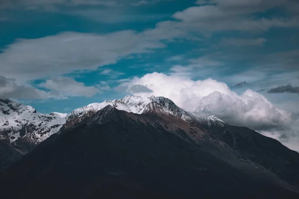 Atemberaubender Blick Auf Schneebedeckte Felsberge Unter Wolkenverhangenem Himmel — Stockfoto