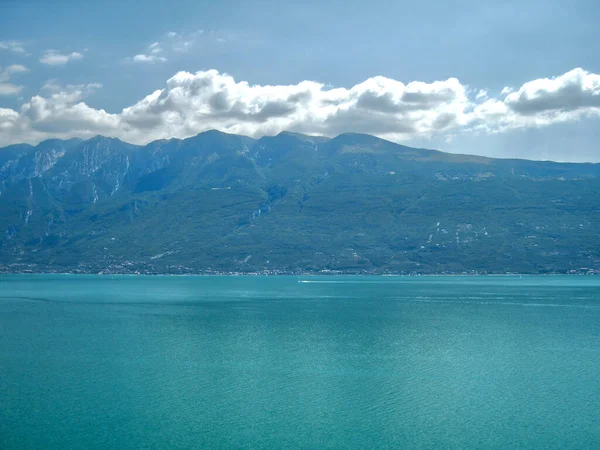Lenyűgöző Kilátás Nyílik Garda Tóra Kristálytiszta Vízzel Olaszországban Felhős Gyönyörű — Stock Fotó