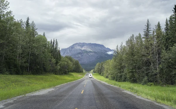 アラスカに行く途中でカナダのアルバータのアルカンハイウェイを運転する夏の旅行者 — ストック写真