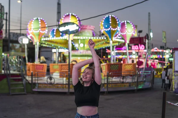 Young Caucasian Female Spending Time Beautiful Amusement Park — Stock Photo, Image
