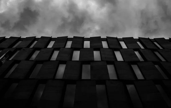 Tiro Ângulo Baixo Uma Fachada Edifício Moderno Sob Céu Nublado — Fotografia de Stock