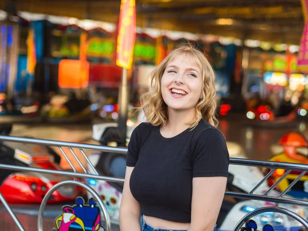 Молода Блондинка Щаслива Жінка Позує Парку Розваг — стокове фото