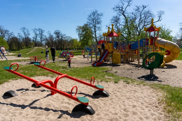 Poznan Polónia Maio 2021 Equipamento Garra Corrediça Parque Infantil Parque — Fotografia de Stock
