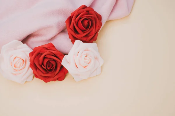 Fundo Pastel Macio Com Rosas Tecido Rosa Enrugado Espaço Cópia — Fotografia de Stock