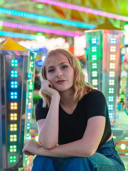 Blonde Spanish Woman Amusement Park — Stock Photo, Image