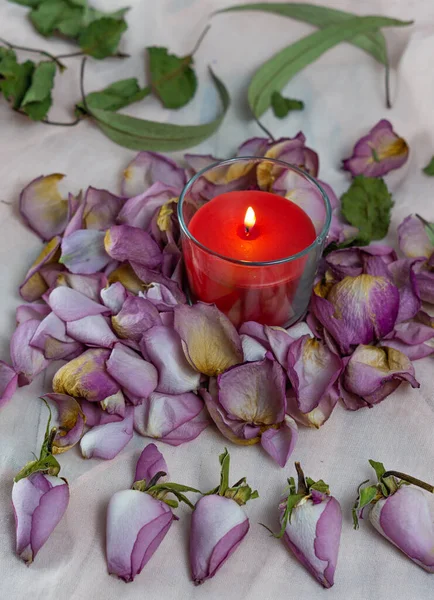 Getrocknete Rosen Kerze Und Buch Auf Einem Tuch — Stockfoto