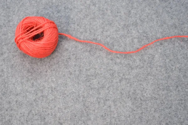 Red Coil Yarn Gray Background Loose String Copy Space — Stock Photo, Image