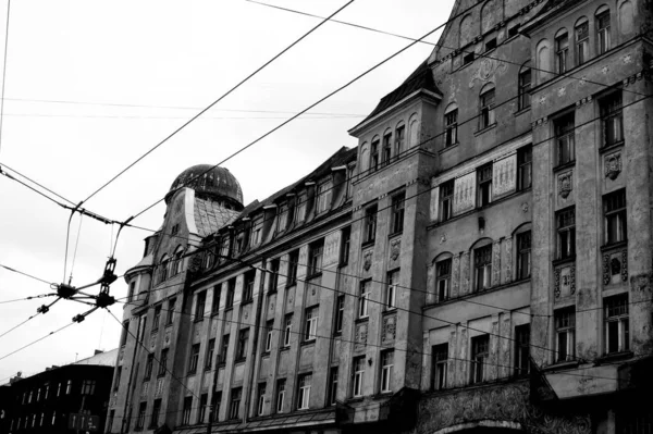 Uma Imagem Tons Cinza Fragmento Uma Fachada Edifício Estilo Clássico — Fotografia de Stock