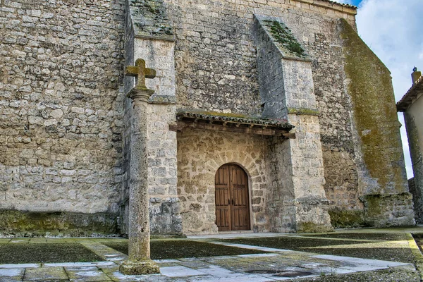 瓦拉多利德 卡斯蒂利亚和里昂的圣佩德罗教堂立面的石制十字架和木门 — 图库照片