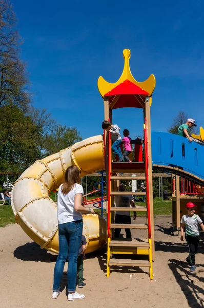 Poznan Polen Mei 2021 Kinderen Spelen Een Glijbaan Een Speeltuin — Stockfoto