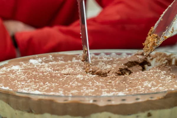 用蛋糕刀切碎的生日巧克力蛋糕的特写 — 图库照片