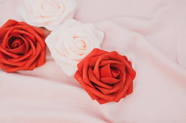 Close Rosas Vermelhas Brancas Fundo Pano Rosa Enrugado Com Spa — Fotografia de Stock
