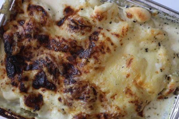 Closeup Shot Aluminium Tray Gnocchi Cheese Sauce — Stock Photo, Image