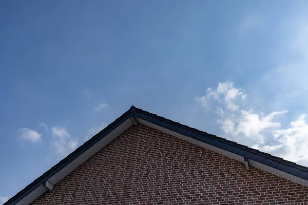 Ângulo Baixo Uma Velha Casa Paredes Tijolo Sob Céu Limpo — Fotografia de Stock