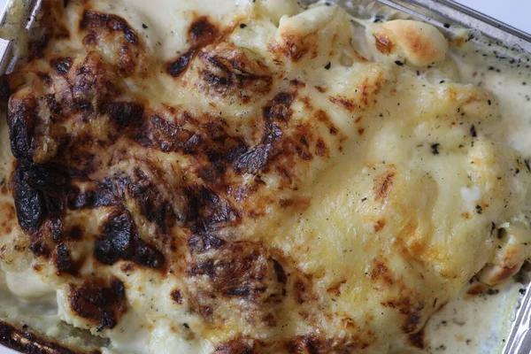 Plan Rapproché Plateau Aluminium Avec Gnocchis Sauce Fromage — Photo