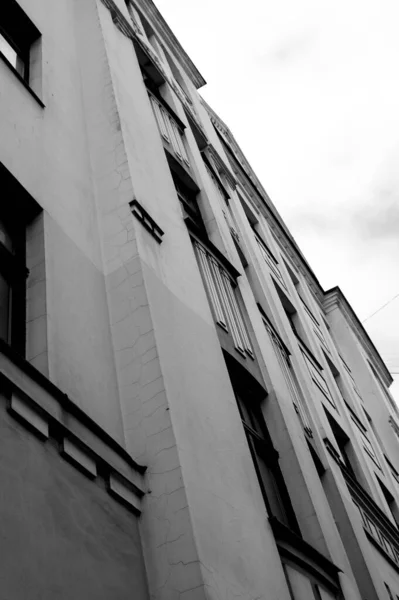 古典的な建物のファサードの断片の灰色のショット — ストック写真