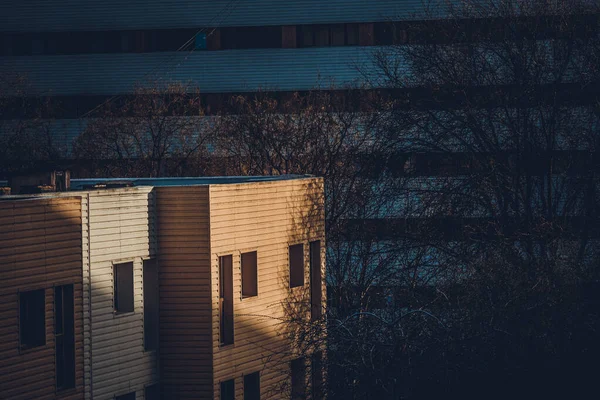 Edificio Dormitorio Estudiantes Con Rayos Sol Durante Atardecer —  Fotos de Stock